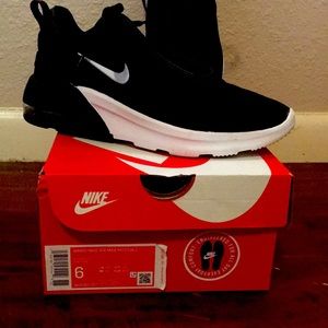 Women’s Nike Air Max Motion 2, Black w/ white